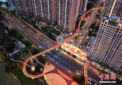 资料图:空中鸟瞰福建省漳州市区里的“飘带”天桥。<a target='_blank' href='http://www.chinanews.com/'>中新社</a>记者 王东明 摄