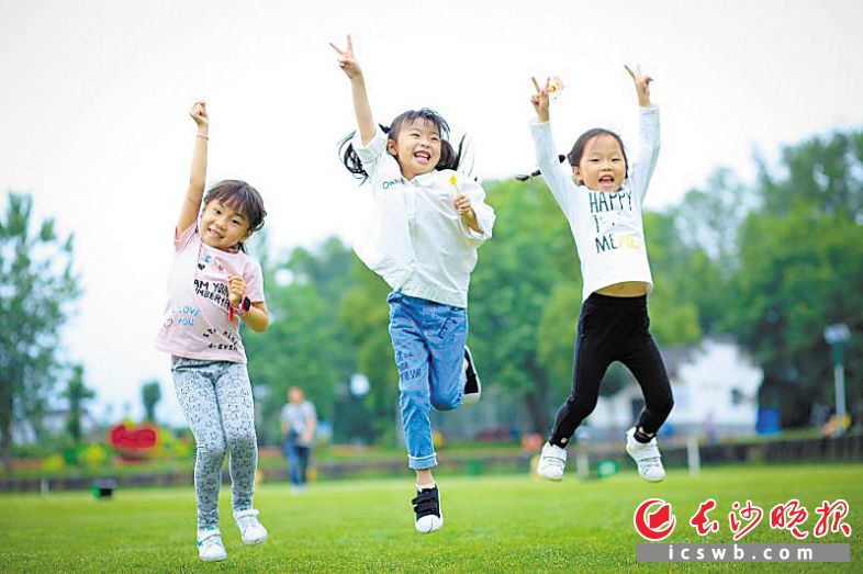 万花卡通园里,孩子奔跑在草坪上。长沙晚报记者 张洋子 摄