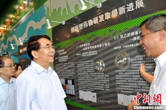 7��23�գ����й���ѧԺ�Ƽ��������Ѳչ2013�����й���ѧ�����ݿ�Ļ����������չ����8��31�ս������������п�Ժ��Ժ����3����Ѳչ��ͼΪ�п�ԺԺ���״���Ժʿ��չ���˽ⴴ��ҩ���з���������½�չ�����<a target='_blank' href='http://www.chinanews.com/'>������</a>�� ���Է� ��