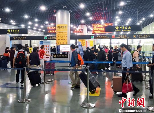 �Ϻ����ֳ��뾳�ο�ͻ��ǧ���˴��˾�ͨ�غ�ʱ6��