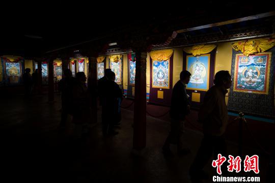 ͼΪ���ڲι۰��ٴ�ʦ���ƿ���Ʒչ���������� ��