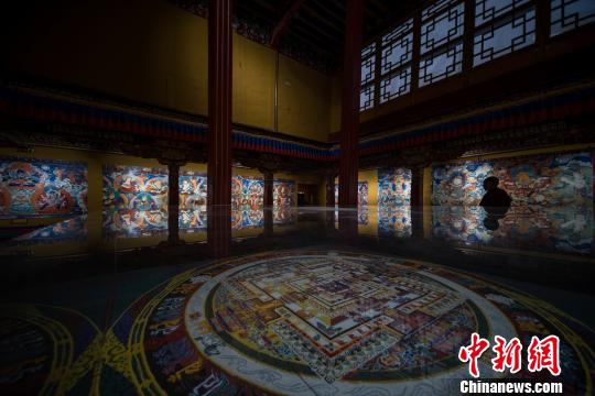 ͼΪ���ٴ�ʦ�ıڻ���Ʒչ���������� ��