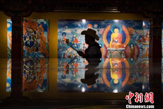 ͼΪ���ڲι۰��ٴ�ʦ�ıڻ���Ʒչ���������� ��