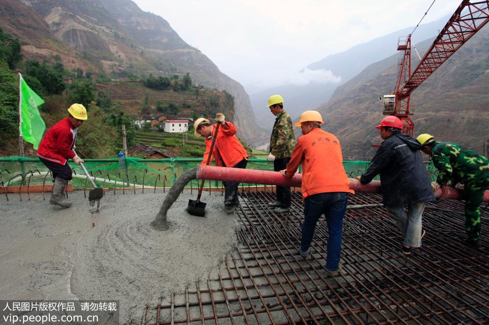 5月30日,在鹦哥大桥施工现场,施工人员在进行引桥现浇箱梁作业。