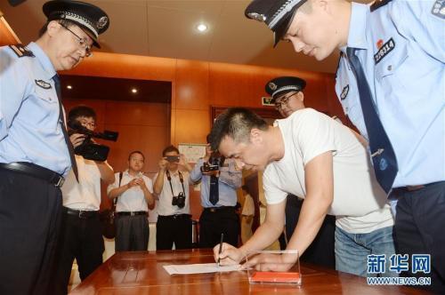 ����ͼ��2017��9��25�գ��ں�����ɽ��������������ͨ��Ա����ѩΰ�ڴ���֤��ǩ�֡��»��緢 ����ΰ �� ͼƬ��Դ���»���