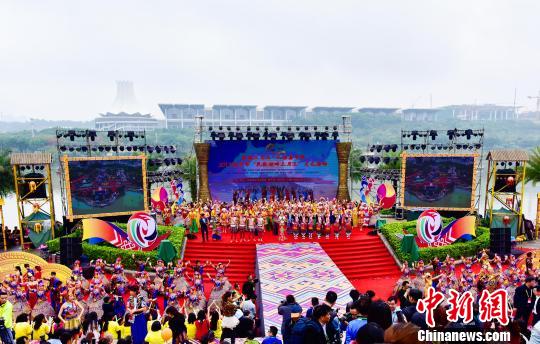 资料图:广西壮族“三月三”歌台。 陈峰 摄