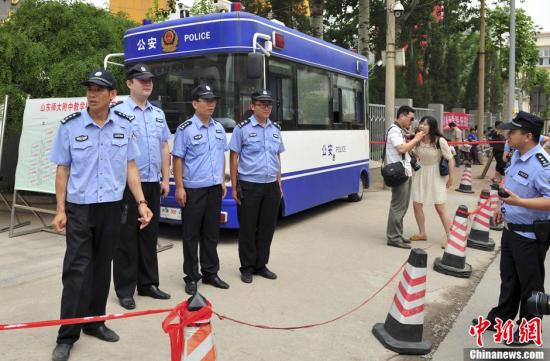 6��7�գ���ɽ������һ�߿����㣬�����ڿ�������ѧУ�ſ����������ߡ����գ�2013��ͨ�ߵ�ѧУ����ȫ��ͳһ���Կ�����<a target='_blank' href='http://www.chinanews.com/'>������</a>�� ���� ��