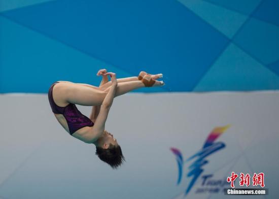 8月28日,天津全运会跳水比赛女子3米跳板单人决赛进行,来自重庆队的施廷懋以总分409.20分夺得金牌。图为施廷懋在比赛中。<a target='_blank' href='http://www.chinanews.com/'>中新社</a>记者 李卿 摄