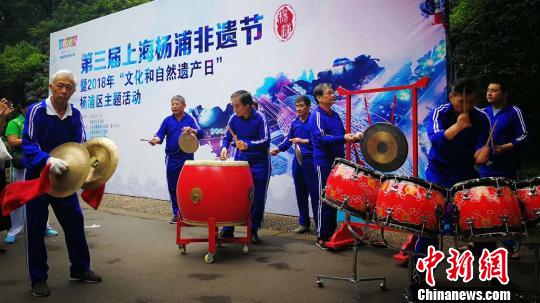 上海工人大锣鼓表演。 沈佳辉 摄