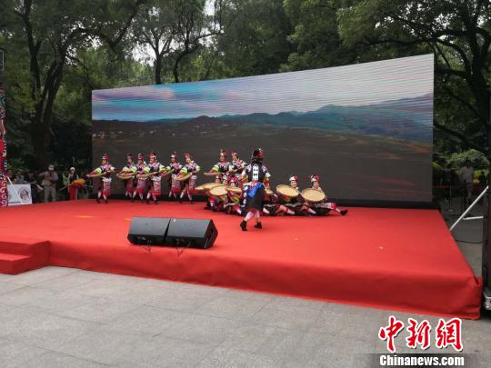 苗族风情舞蹈《稻花香》,展现了苗族妇女勤劳朴实、热情豪爽的性格,体现了喜获丰收的愉悦之景。 陈静 摄