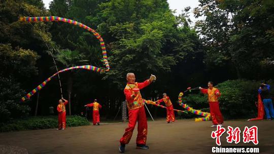 非遗文化扯玲子表演。 沈佳辉 摄