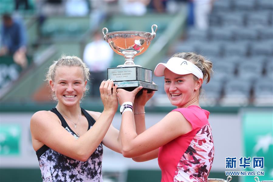 （体育）（2）网球——法网：赖奇科娃/西尼亚科娃夺得女双冠军