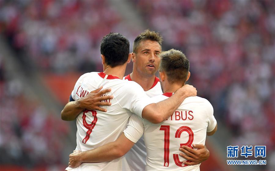 （体育）（1）足球——友谊赛：波兰胜立陶宛