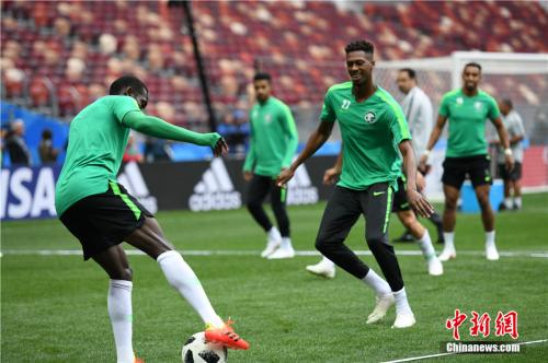 当地时间6月13日,亚洲劲旅沙特阿拉伯足球队在莫斯科卢日尼基体育场进行热身训练,备战将于14日举行的俄罗斯世界杯足球赛揭幕战。