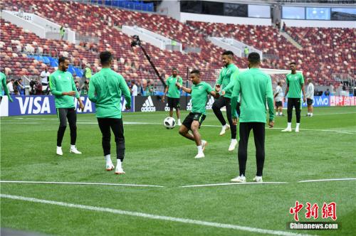 当地时间6月13日,亚洲劲旅沙特阿拉伯足球队在莫斯科卢日尼基体育场进行热身训练,备战将于14日举行的俄罗斯世界杯足球赛揭幕战。