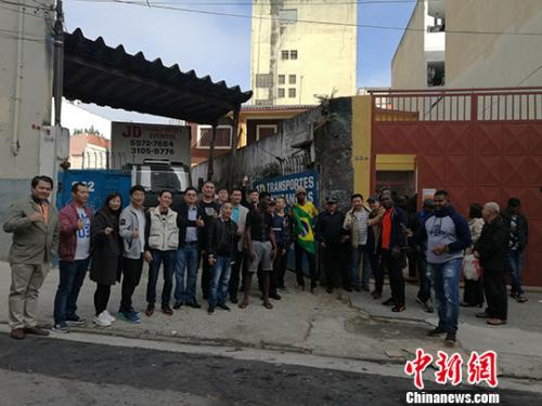 图为6月10日巴西圣保罗华侨华人到投票站投票。 莫成雄 摄