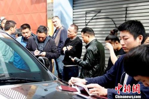 图为6月10日巴西圣保罗华侨华人到投票站投票。 莫成雄 摄