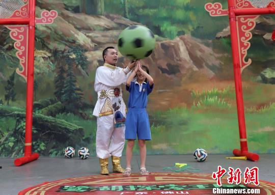 一名学生上台体验花式转球。 李星凯 摄