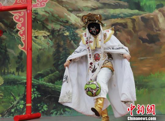 叶居健在台上表演花式足球。 李星凯 摄