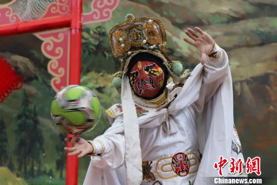 叶居健在玩转花式足球的同时还能变脸。 李星凯 摄