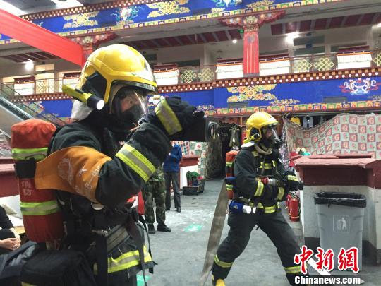 西藏消防部队开展大型商场火灾救援演练