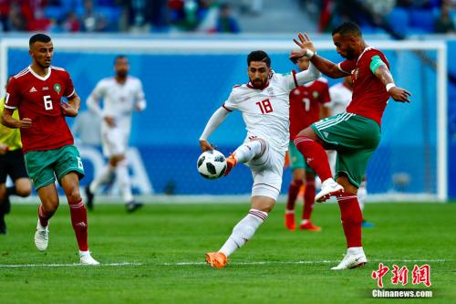 6月15日,2018俄罗斯世界杯小组赛B组摩洛哥(红)vs伊朗(白)。<a target='_blank' href='http://www.chinanews.com/'>中新社</a>记者 富田摄