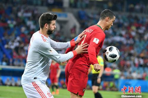 北京时间6月16日凌晨,C罗上演帽子戏法,帮助葡萄牙3-3战平西班牙。<a target='_blank' href='http://www.chinanews.com/'>中新社</a>记者 毛建军 摄