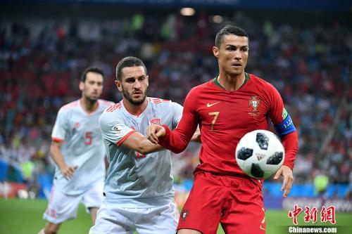 北京时间6月16日凌晨,2018世界杯B组首轮上演伊比利亚半岛德比,葡萄牙在索契菲什特奥林匹克体育场对阵西班牙。在这场进球如梅花间竹般的史诗级对决中,C罗上演帽子戏法,帮助葡萄牙3-3战平西班牙。<a target='_blank' href='http://www.chinanews.com/'>中新社</a>记者 毛建军 摄