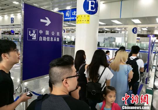 皇岗边检站在福田口岸入境大厅增设中国公民自助信息采集提高通关效率。 黄俊生 摄