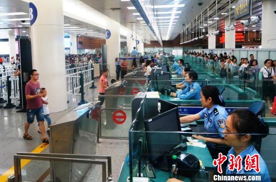 皇岗边检站在福田口岸提前开足通道确保中国公民即到即办理查验手续。 黄俊生 摄