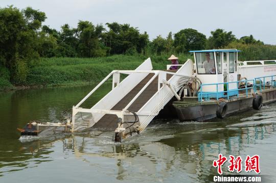 打捞船在练江江面作业。 高壮波 摄