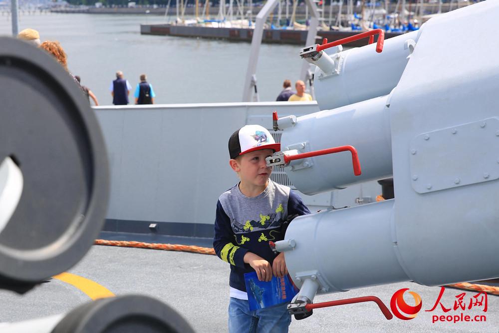 第二十九批护航编队滨州舰在“基尔周”活动举行舰艇开放日