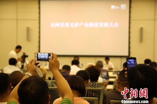 6��19������ɽ��ʡ������60����¿���붫��������ë¿��ֳ����רҵ��Աǩ���ˡ�һ��һ�����Э�顣�����Ա��Ϊ��ֳ���ṩ��ֳ��Ӧ�á��������ơ����������ȼ�����ѵ��һ��һ���м��������˫�������������� ��