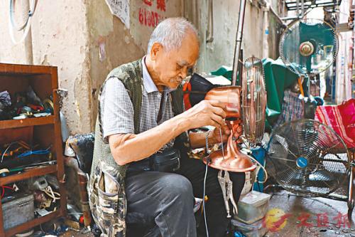 ƾ��һ˫���֣�������ҽ��������Ϊ�˿ͱ�����һ�ζ����û��䡣ͼƬ��Դ����ۡ��Ļ㱨��