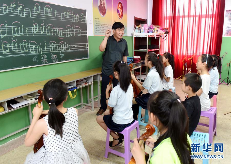 (图片故事)(9)张玉立:5年坚守圆山里娃“音乐梦”