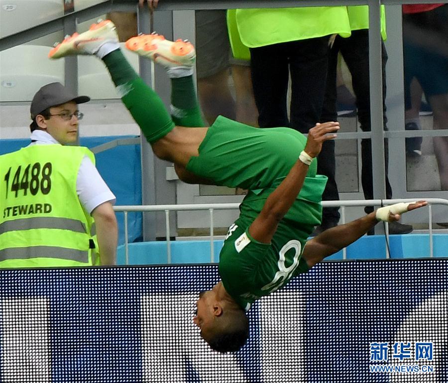 (世界杯)(3)足球——A组:沙特阿拉伯队多萨里进球