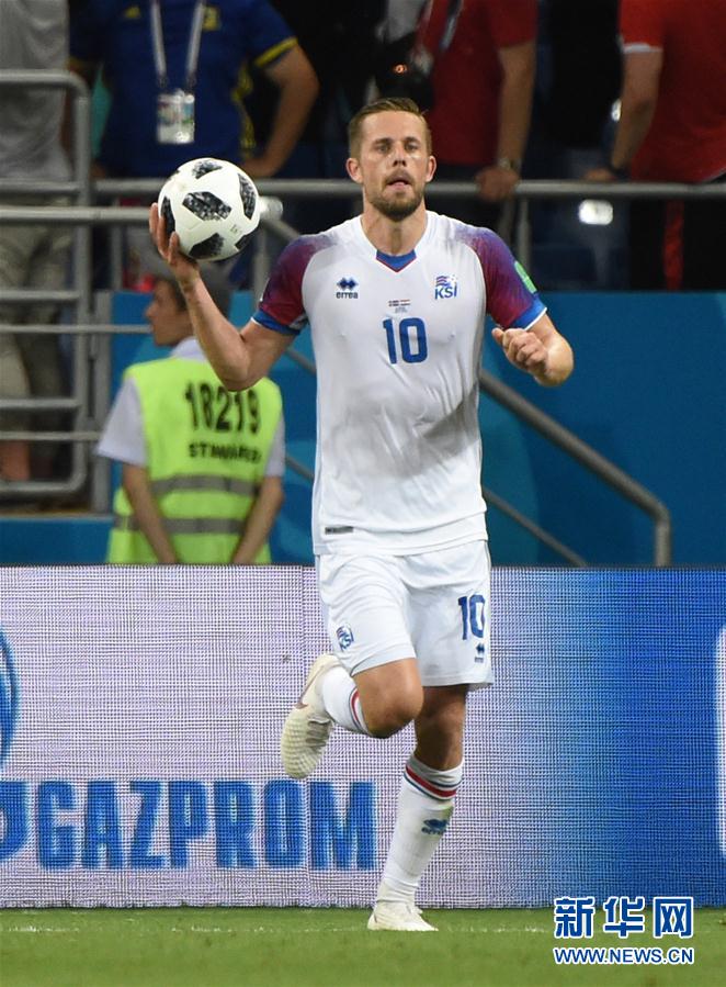 (世界杯)(3)足球——D组:冰岛队吉·西于尔兹松点球得分