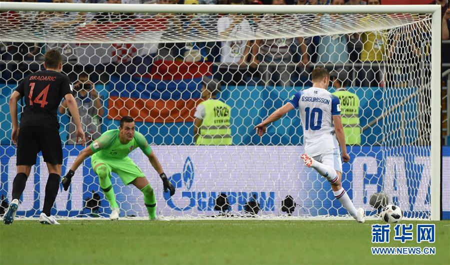(世界杯)(4)足球——D组:冰岛队吉·西于尔兹松点球得分