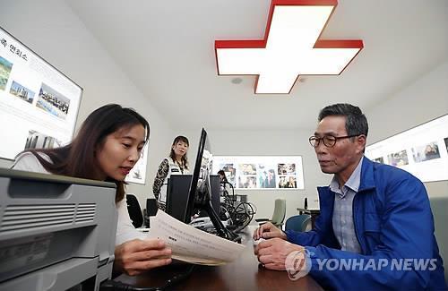 韩国市民申请参加韩朝离散家属团聚活动。(图片来源:韩联社)