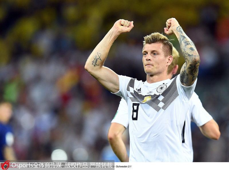 第二轮战胜瑞典后,克罗斯举臂庆祝