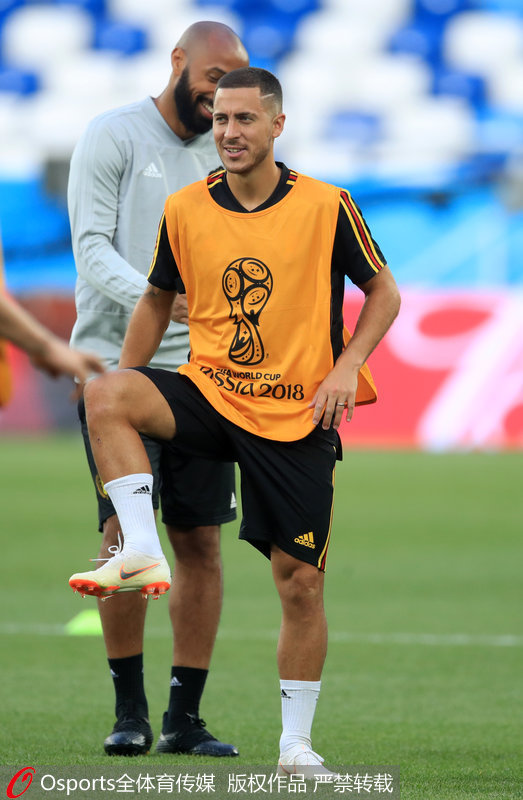 比利时球员阿扎尔在加里宁格勒体育场上训练