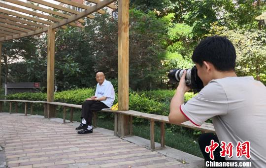 图为牛少伟为小区老人拍照。 魏建军 摄