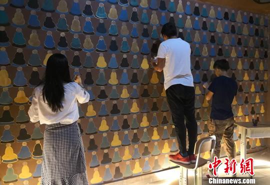 ͼΪͬѧ��ǽ�ڻ���ǧ�����󡣡������� ��