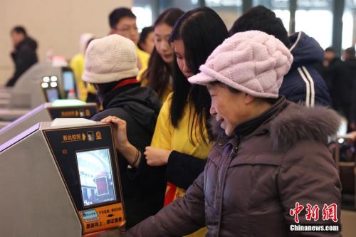 ����ͼ��2018��2��1�գ���������վ���ÿ��ֳ�����֤�ͳ�Ʊ����ʽͨ��ʵ������Ʊͨ����������ϰ���ˢ������վ���顣<a target='_blank' href='http://www.chinanews.com/'>������</a>���� ���� ��