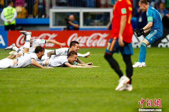 西班牙罚失点球,俄罗斯队员庆祝胜利。 <a target='_blank' href='http://www.chinanews.com/'>中新社</a>记者 富田 摄