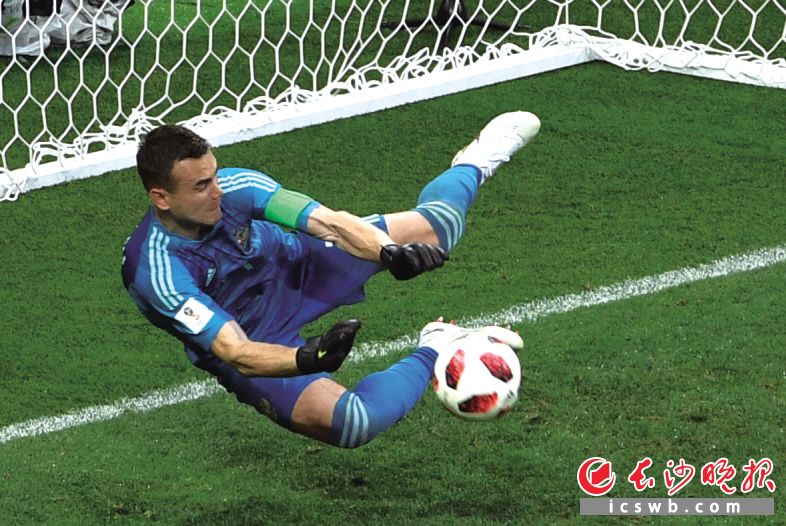 俄罗斯队守门员阿金费耶夫在比赛中扑出西班牙队的点球。均为新华社发