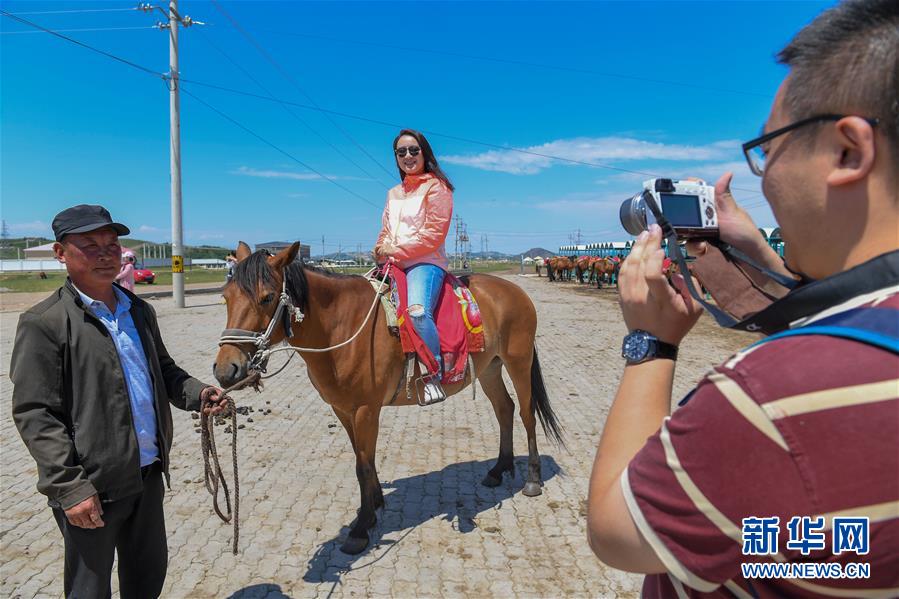 (社会)(6)养起“旅游马” 走上脱贫路