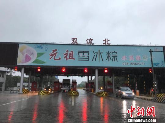 网传车辆被淹的收费站现状。 钟欣 摄