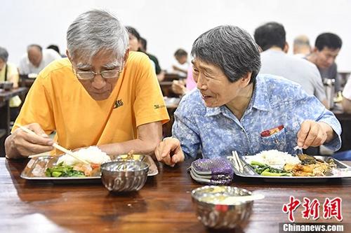 ����ͼ��5��23�գ����������ڹ����л��ֳֽ��߷��þͲ͡���2016��3��������������ȫ���̿����賤�߷��ã�Ŀǰȫ���г��߷���952�����ֵ�(��)������(��)�����ʴﵽ100%����ס�ڹ��ݵ�60�����ϵ����񣬾��ɵ����߷����ò͡� <a target='_blank' href='http://www.chinanews.com/'>������</a>���� �����F ��