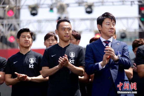 5月21日,韩国男足在主教练申台龙(右一)率领下在首尔市厅广场举行2018俄罗斯世界杯出征仪式。<a target='_blank' href='http://www.chinanews.com/'>中新社</a>发 韩国足协供图